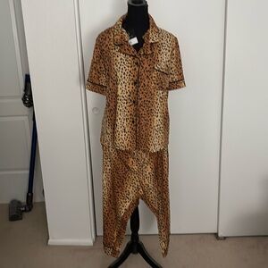 Leopard 2 piece sleepwear set. Short sleeve and capri length bottoms.